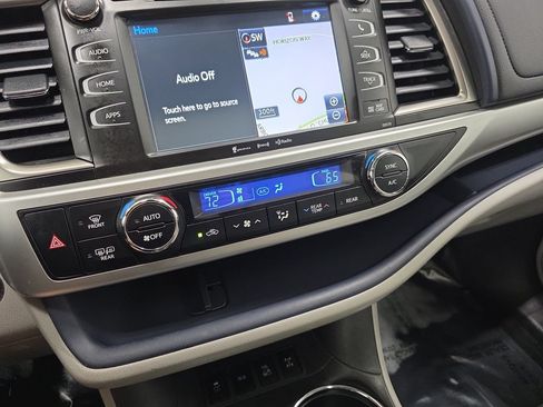 Used 2018 Toyota Highlander XLE w/ Protection Package #3 AWD/4WD image 24