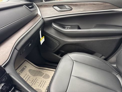 New 2025 Jeep Grand Cherokee L Limited w/ Black Appearance Package image 59