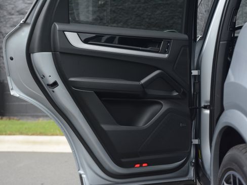 Certified 2025 Porsche Cayenne AWD/4WD image 27