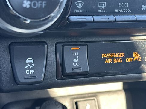 Used 2021 Toyota RAV4 XLE Premium image 35