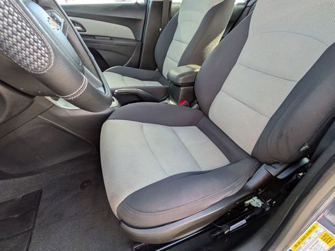 Used 2014 Chevrolet Cruze LS image 13