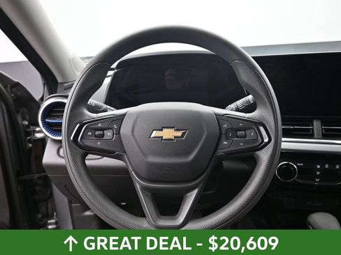 Used 2025 Chevrolet Trax LT FWD image 19