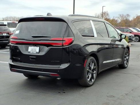 New 2026 Chrysler Pacifica Limited w/ S Appearance Package FWD image 17