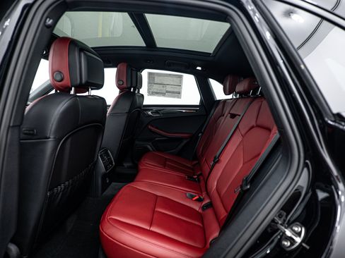 Certified 2025 Porsche Macan AWD/4WD image 20