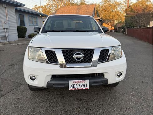 Used 2012 Nissan Frontier SV image 8