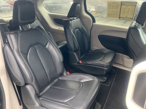 Used 2023 Chrysler Pacifica Touring-L FWD image 19