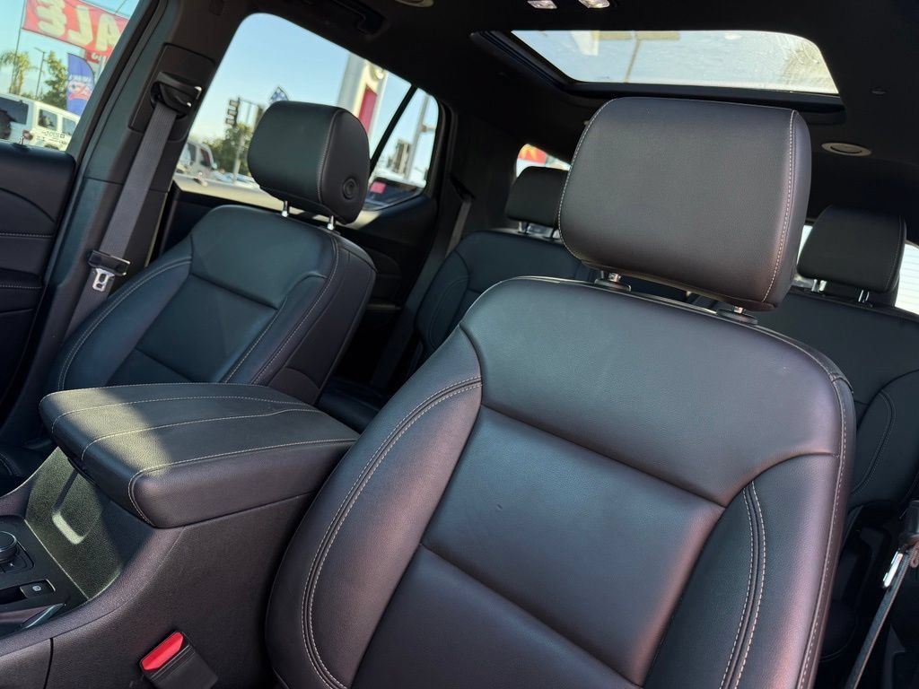 Used 2023 Chevrolet Traverse LT w/ LT Premium Package FWD image 16