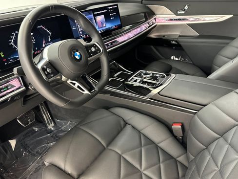 Used 2025 BMW 740i w/ Premium Package image 4
