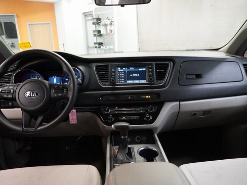 Used 2019 Kia Sedona L image 10