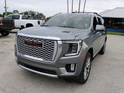 Used 2021 GMC Yukon XL Denali w/ Denali Premium Package AWD/4WD image 3