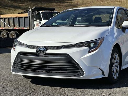 Used 2025 Toyota Corolla LE image 6