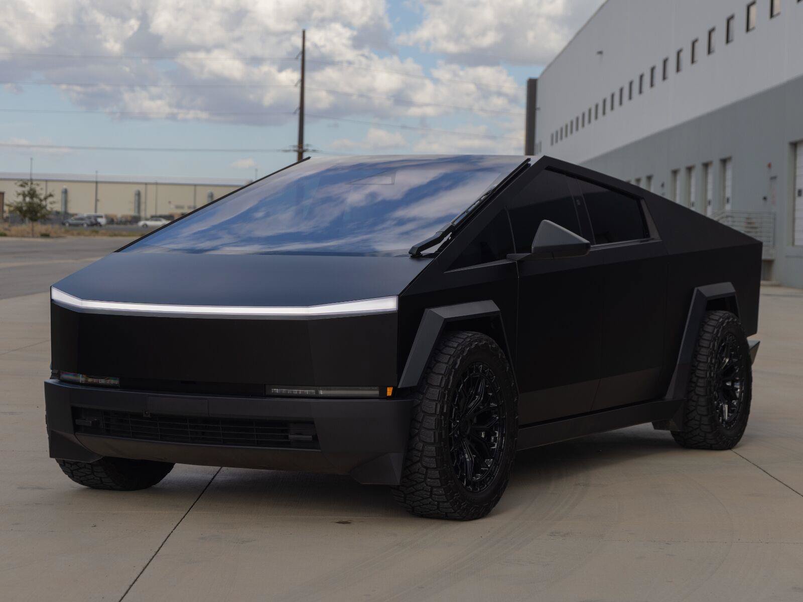 Used 2025 Tesla Cybertruck AWD Crew Cab image 3
