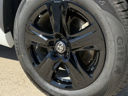 Used 2024 Toyota Highlander LE image 11