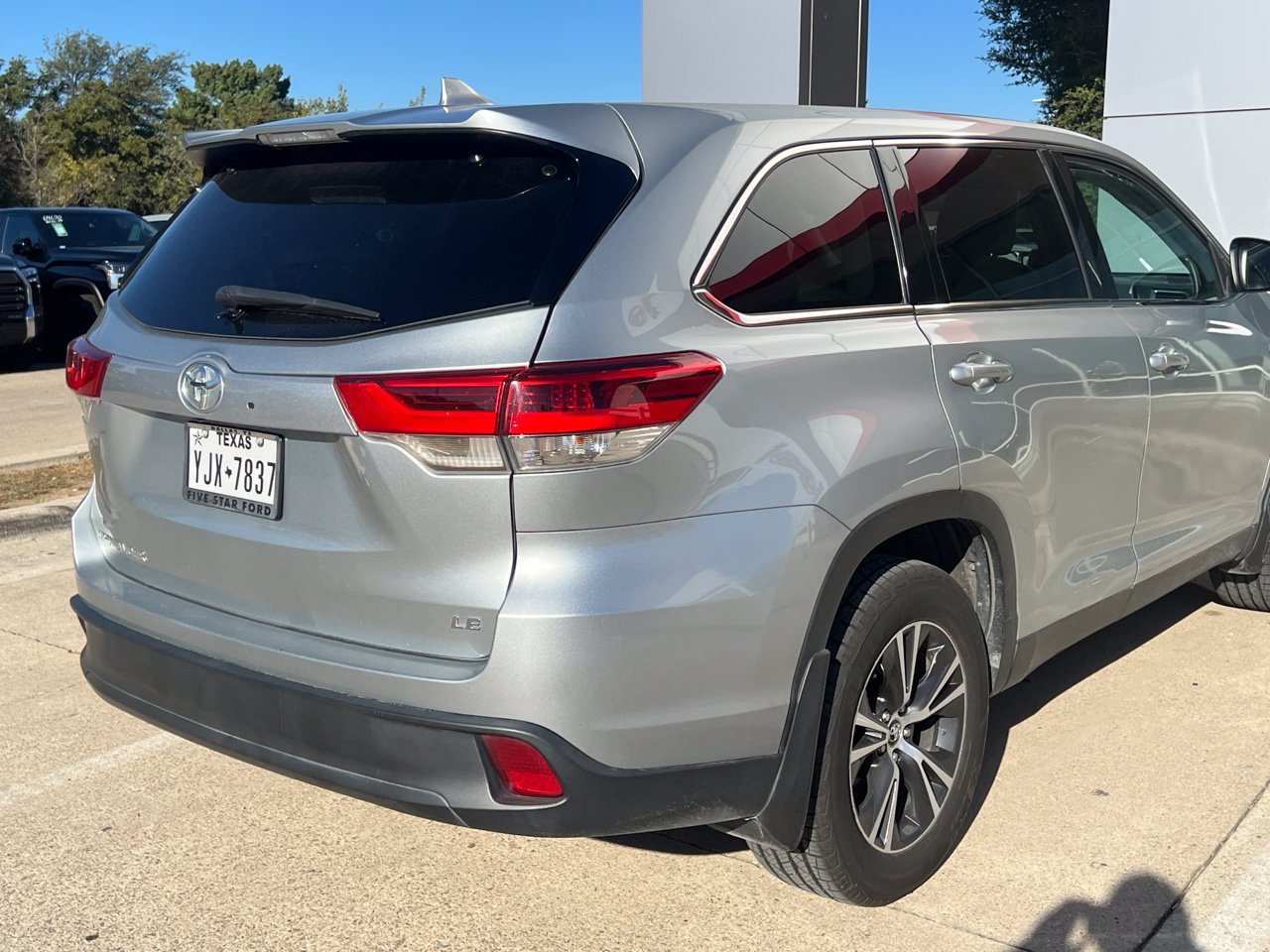 Used 2019 Toyota Highlander Plus FWD image 3