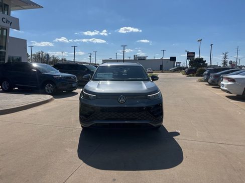 New 2026 Volkswagen Tiguan SE R-Line FWD image 2