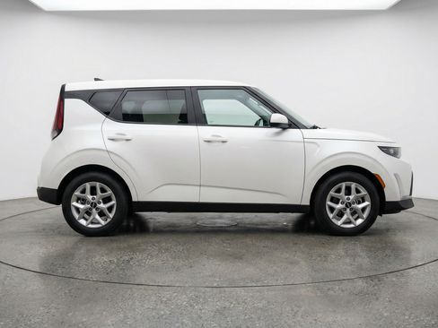 Used 2025 Kia Soul LX w/ LX Technology Package FWD image 11