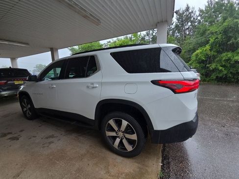 Used 2022 Chevrolet Traverse LT w/ LT Premium Package FWD image 2