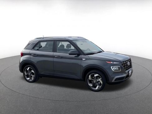 Used 2025 Hyundai Venue SEL image 2