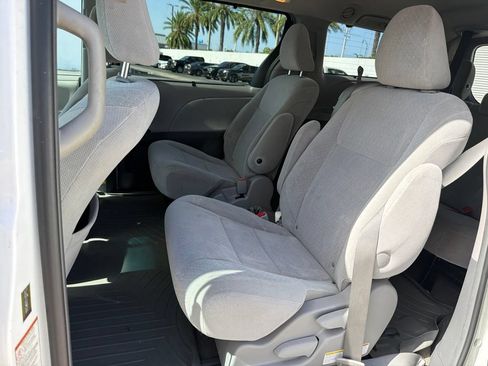 Used 2015 Toyota Sienna LE FWD image 7