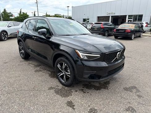 Used 2026 Volvo XC40 B5 Core w/ Climate Package AWD/4WD image 3