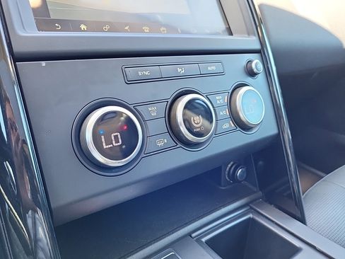 Used 2019 Land Rover Discovery SE image 24