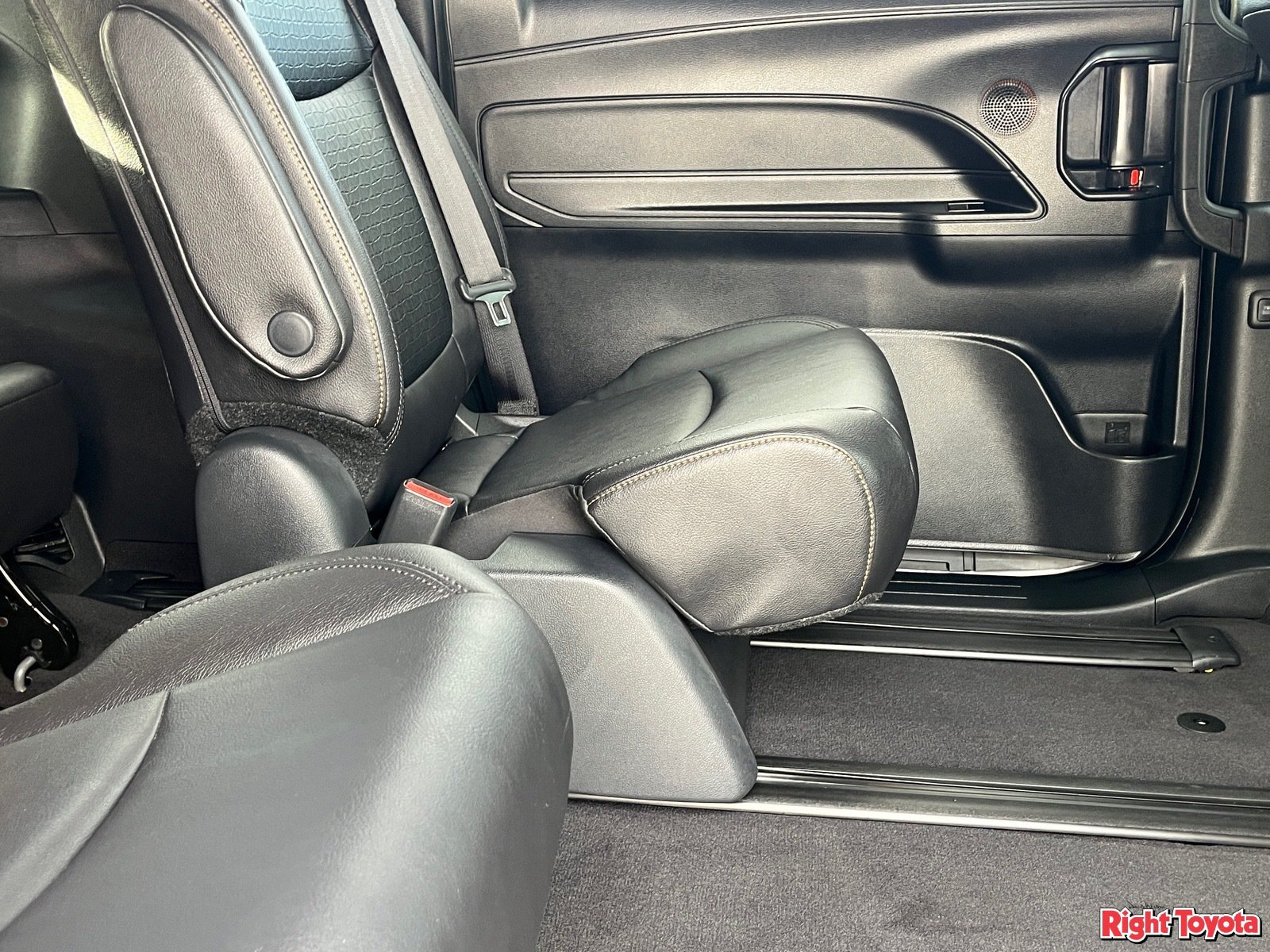 Certified 2025 Toyota Sienna XLE Woodland Edition AWD/4WD image 15