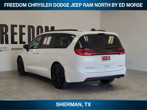 Used 2025 Chrysler Pacifica Limited FWD image 3