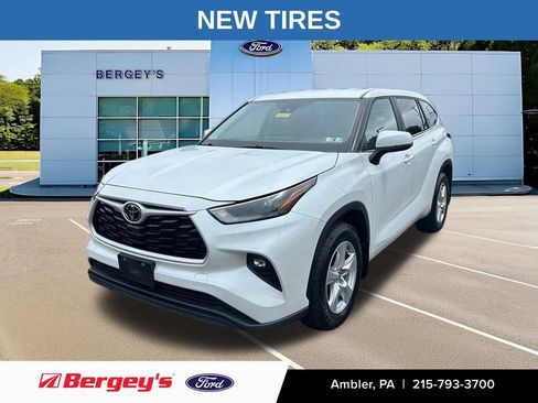 Used 2023 Toyota Highlander LE AWD/4WD image 1