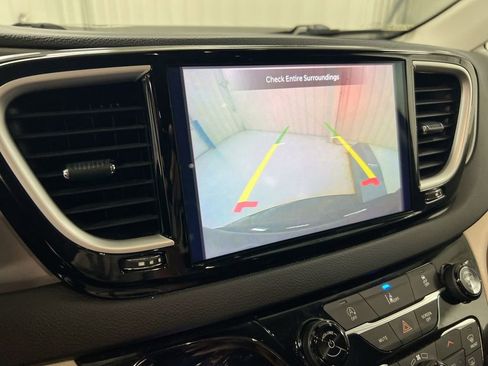 Used 2022 Chrysler Pacifica Touring-L FWD image 15
