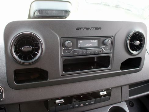 Used 2025 Mercedes-Benz Sprinter 2500 image 16