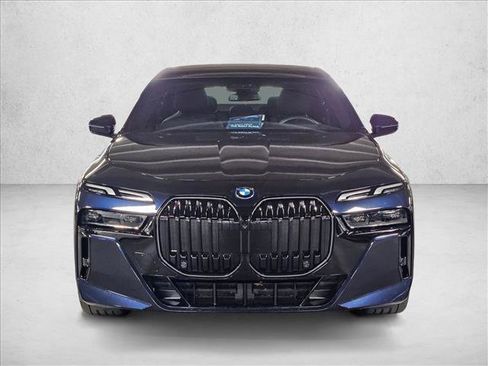 Used 2025 BMW i7 xDrive60 image 2