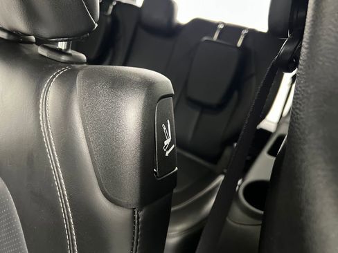 Used 2025 Chrysler Pacifica Select FWD image 15