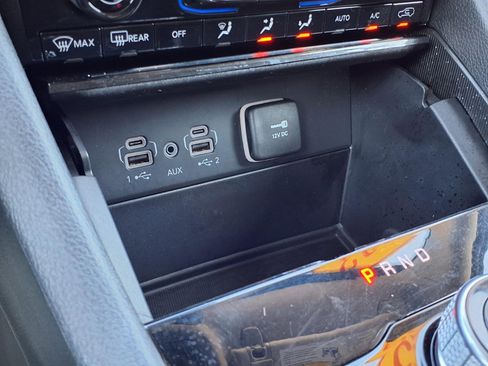 Used 2023 Jeep Grand Cherokee L Laredo image 13