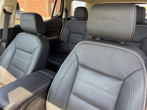 Used 2023 GMC Acadia Denali w/ Denali Technology Package AWD/4WD image 11
