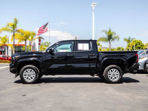 Used 2025 Toyota Tacoma SR w/ SR Upgrade Package AWD/4WD image 4