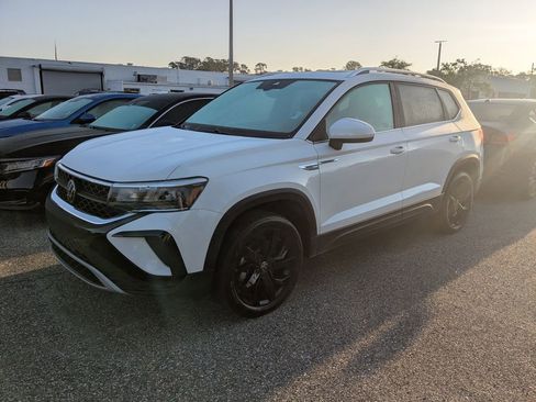 Used 2024 Volkswagen Taos SE image 3