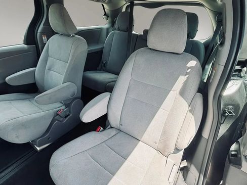 Used 2016 Toyota Sienna L FWD image 9