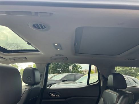 Used 2023 GMC Acadia AT4 w/ Technology Package AWD/4WD image 6
