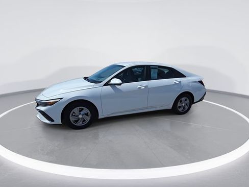 Used 2025 Hyundai Elantra SE FWD image 5