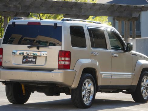 Used 2010 Jeep Liberty Limited w/ Tire & Wheel Group image 4
