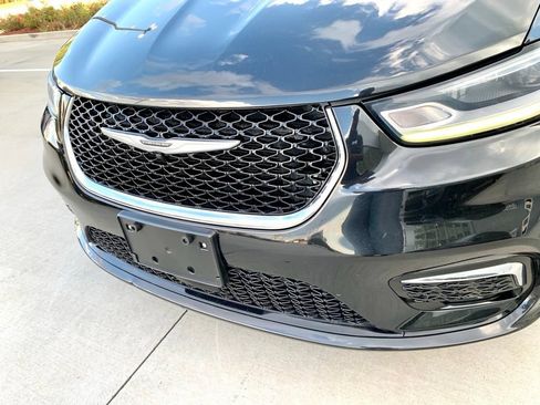 Used 2023 Chrysler Pacifica Touring-L FWD image 2