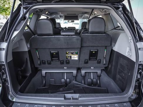 Used 2020 Toyota Sienna SE Premium FWD image 22