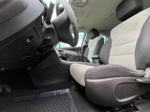 Used 2014 Chevrolet Cruze LS FWD image 9