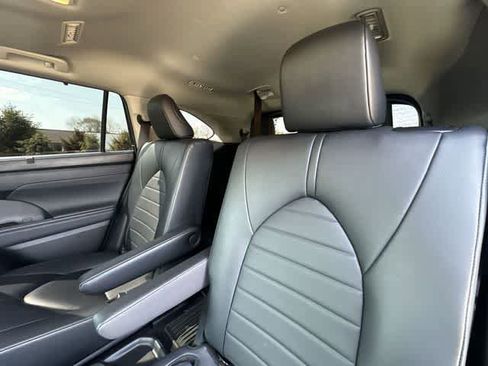 Used 2024 Toyota Highlander XLE AWD/4WD image 17