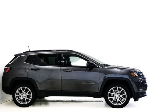 Used 2023 Jeep Compass Latitude AWD/4WD image 4