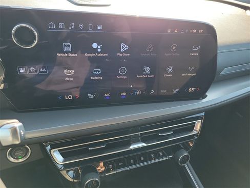 Used 2025 Chevrolet Traverse LT w/ Enhanced Driving Package image 13