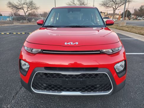 Used 2022 Kia Soul LX w/ Technology Package image 2