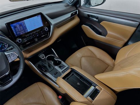 Certified 2021 Toyota Highlander Platinum image 26