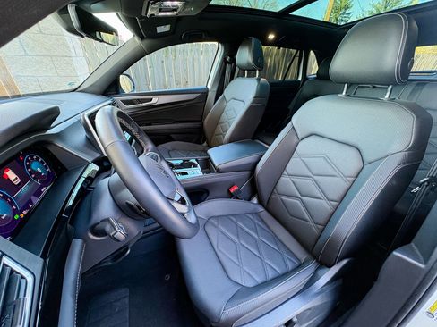 Used 2025 Volkswagen Atlas Cross Sport SE w/ Panoramic Sunroof Package FWD image 18