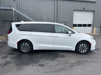 Used 2022 Chrysler Pacifica Touring-L FWD video 2